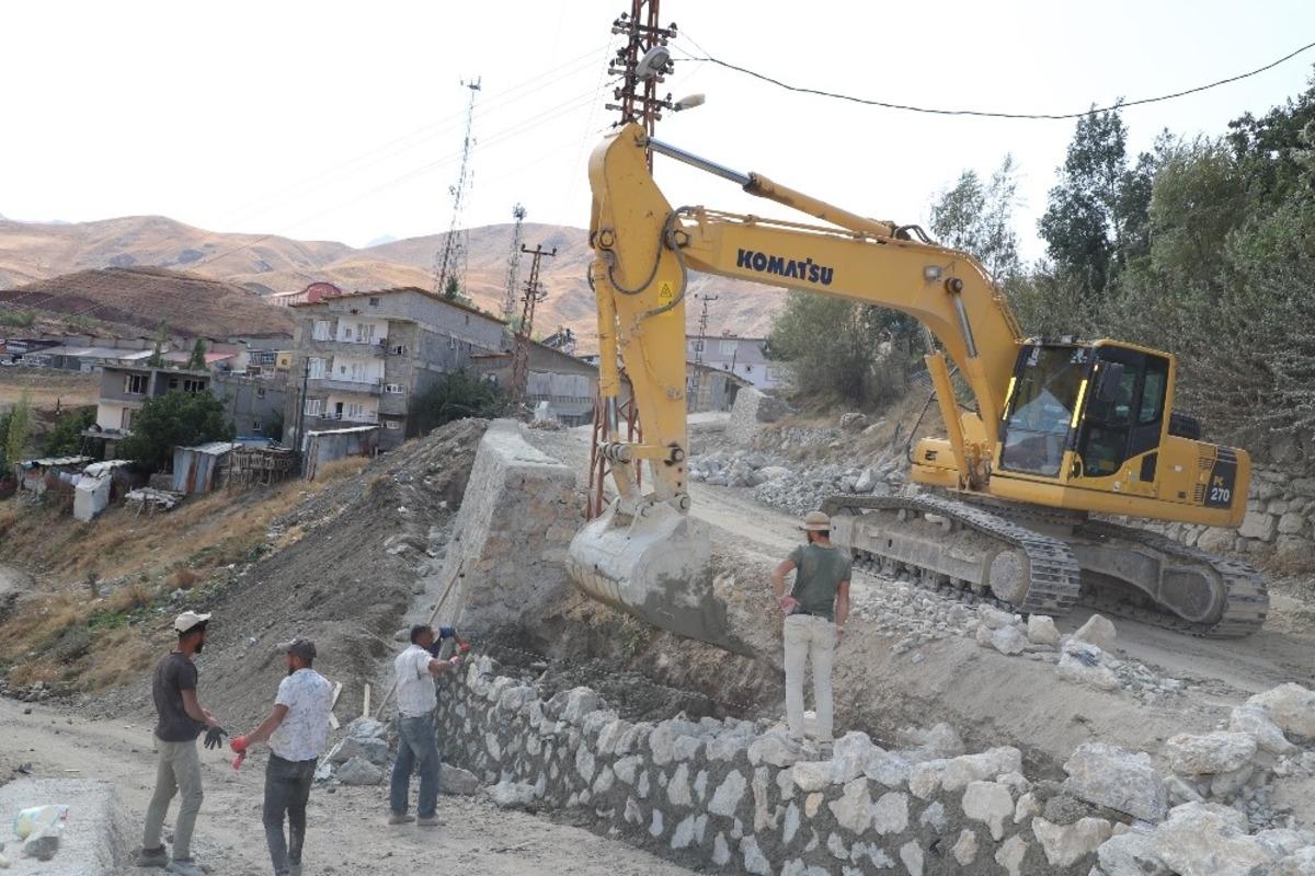 Hakkari belediyesinden istinat duvarı &ccedil;alışması
