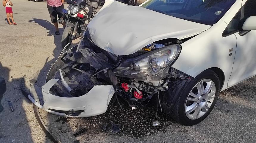 Hatay'da iki otomobil birbirine girdi