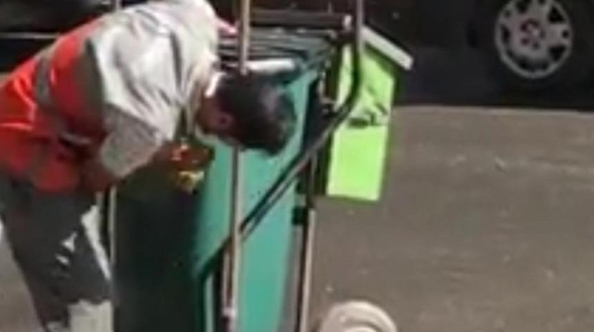 Temizlik işçisi ekmek teknesini eliyle sildi