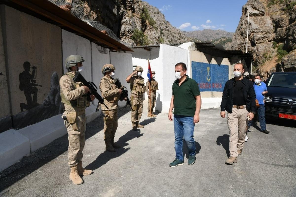 Hakkari Valisi Akbıyık, sınırda ziyaretlerde bulundu