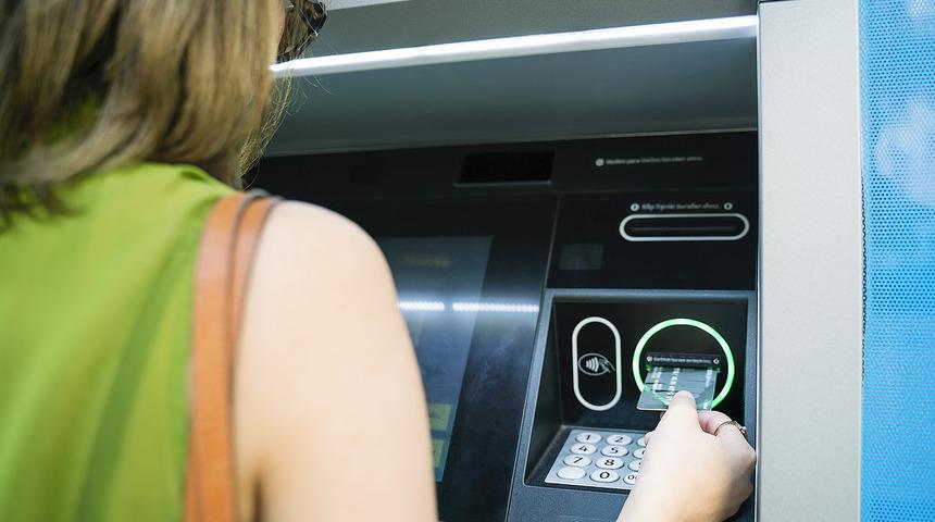 B&ouml;yle sapıklık g&ouml;r&uuml;lmedi! Bankamatikteki kadınların arkasına yanaşıp...