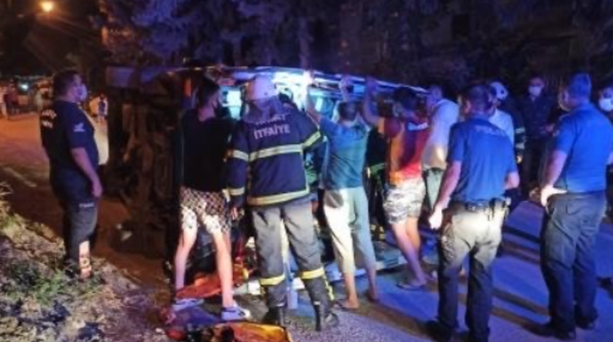 İskenderun'da hasta almaya giden ambulans devrildi