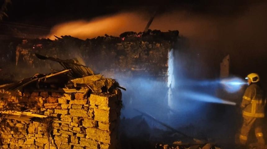 Susurluk’da bir ev alevlere teslim oldu