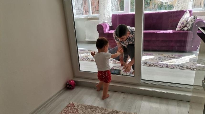 Ordu&rsquo;da korona vir&uuml;sl&uuml; baba, 2 yaşındaki kızını camın arkasından seviyor