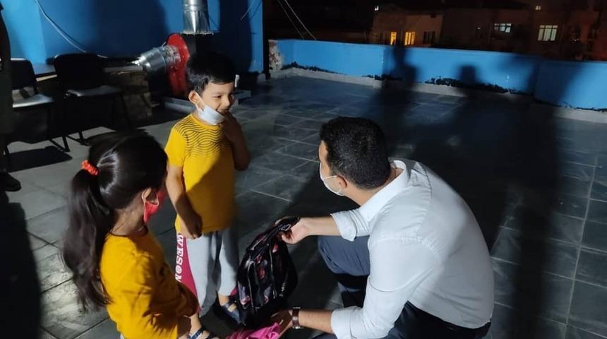 Türkmen çocuklara kırtasiye yardımı