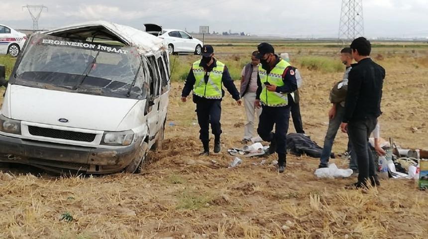 Afyonkarahisar'da inşaat işçilerini taşıyan minibüs kaza yaptı