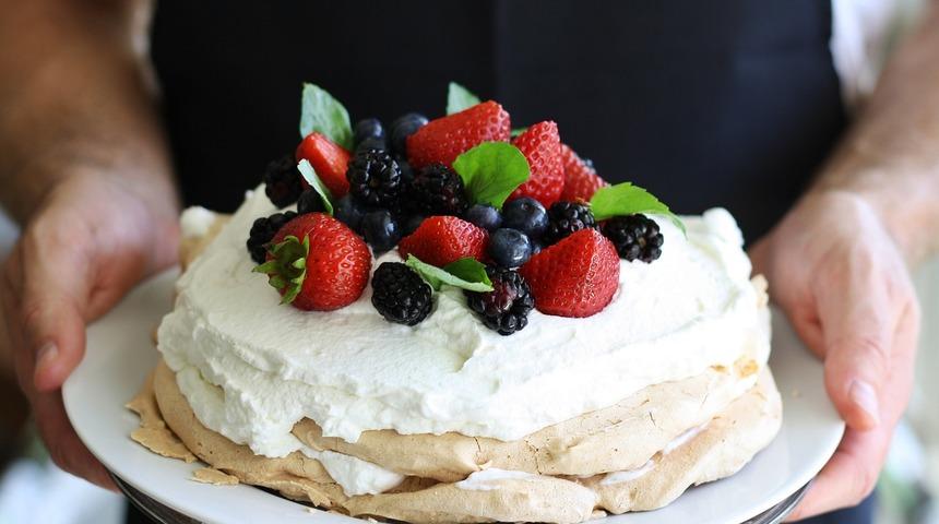 Pavlova Tarifi: G&ouml;r&uuml;n&uuml;m&uuml; ve Lezzetiyle İştah A&ccedil;an Tatlı