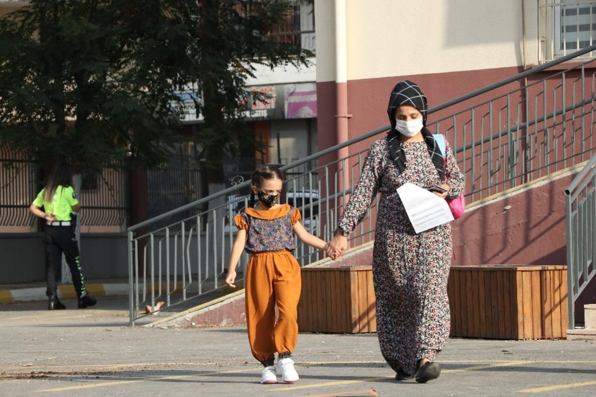 Okullar korona vir&uuml;s &ouml;nlemleri altında yeniden kapılarını a&ccedil;tı