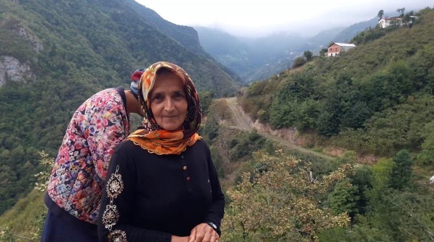 Engelli kızı ile birlikte evinin yolunun yapılmasını bekliyor