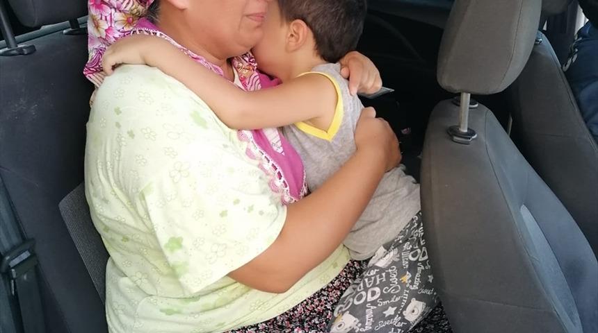 Kayıp çocuğu polis buldu! Sarılıp gözyaşı döktü