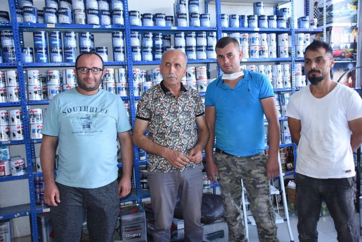 50 yıldır işlettiği d&uuml;kkanı elamanlarına devretti