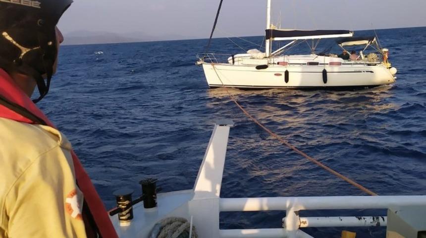 Karaada a&ccedil;ıklarında s&uuml;r&uuml;klenen tekne kurtarıldı