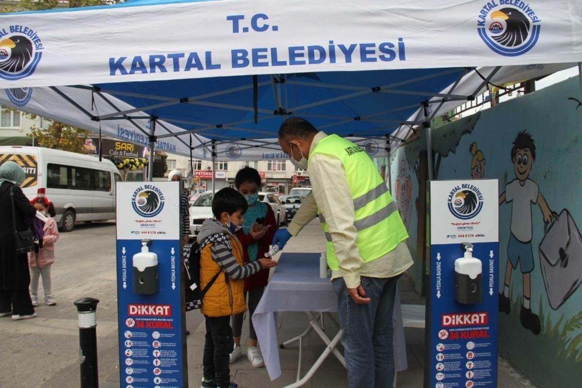 Kartal Belediyesi y&uuml;z y&uuml;ze eğitimin ilk g&uuml;n&uuml;nde &ouml;ğrencilerin yanında
