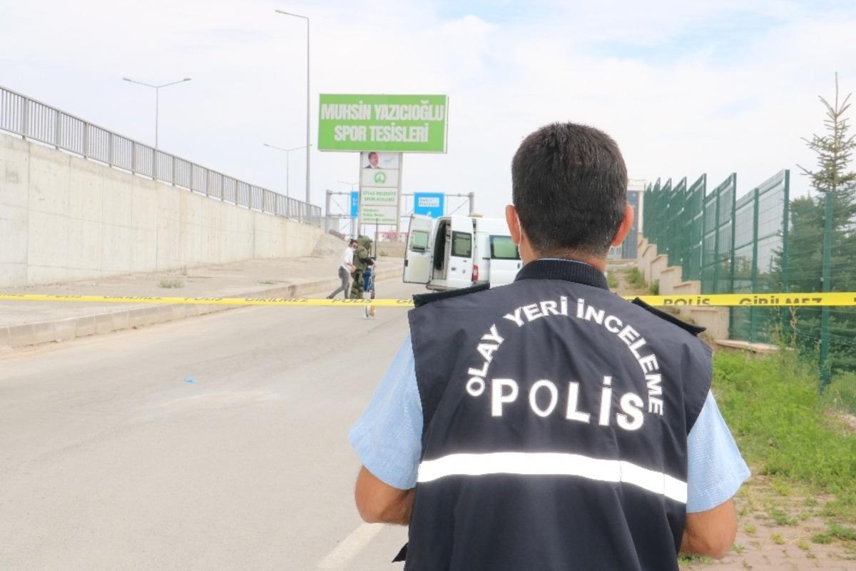 Bomba ş&uuml;phesi &uuml;zerine kara yolu ulaşıma kapatıldı