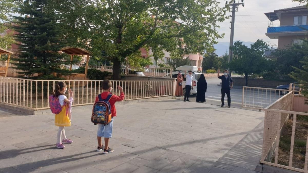 Erzincan&rsquo;da y&uuml;z y&uuml;ze eğitim başladı, ilk ders: &lsquo;korona vir&uuml;s&rsquo;