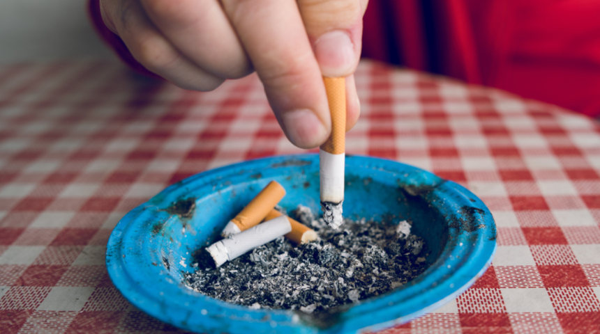 Sayısız hastalık ve &ouml;l&uuml;mlere zemin hazırlıyor! Sigara i&ccedil;en baba adayı...