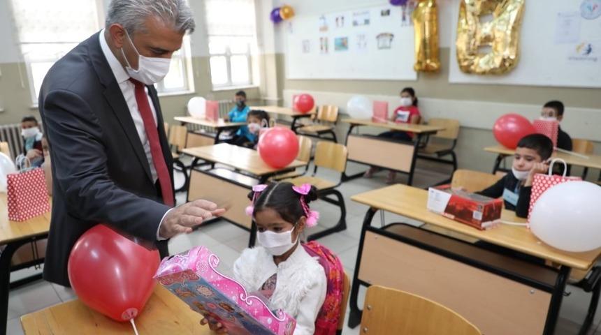 Erzincan&rsquo;da okul &ouml;ncesi 3 bin 676, 1. sınıflarda ise 3 bin 150 &ouml;ğrenci ders başı yapı