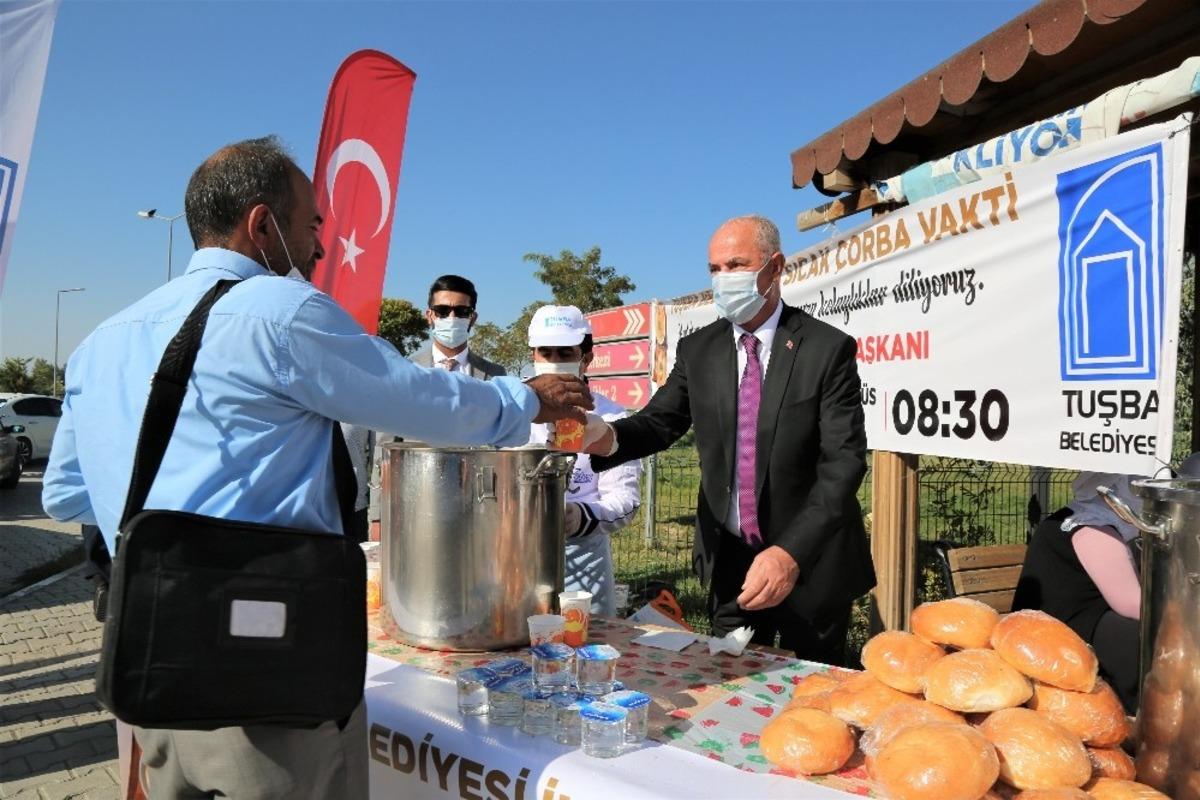 Tuşba Belediyesinden g&ouml;n&uuml;lleri ısıtan &ccedil;orba ikramı