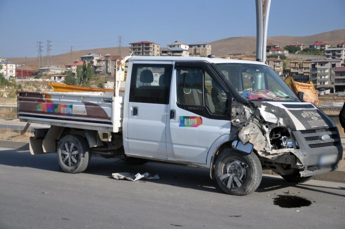 Y&uuml;ksekova&rsquo;da maddi hasarlı kaza