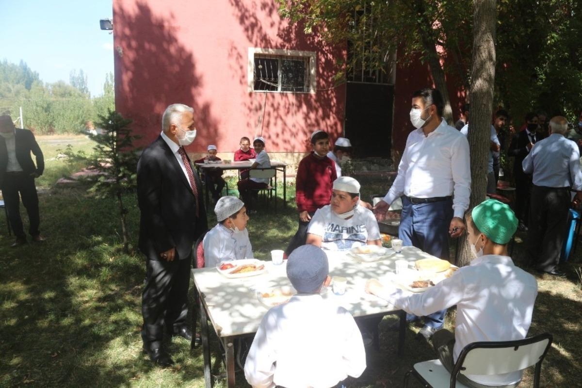 İl M&uuml;ft&uuml;s&uuml; Top&ccedil;u, y&uuml;z y&uuml;ze eğitime başlayan kuran kurslarını ziyaret etti