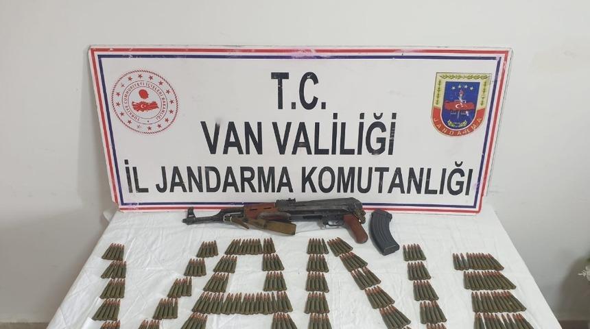 Van’da PKK’ya ait 1 adet Kalaşnikof piyade tüfeği ile 1 adet el bombası ele geçirildi