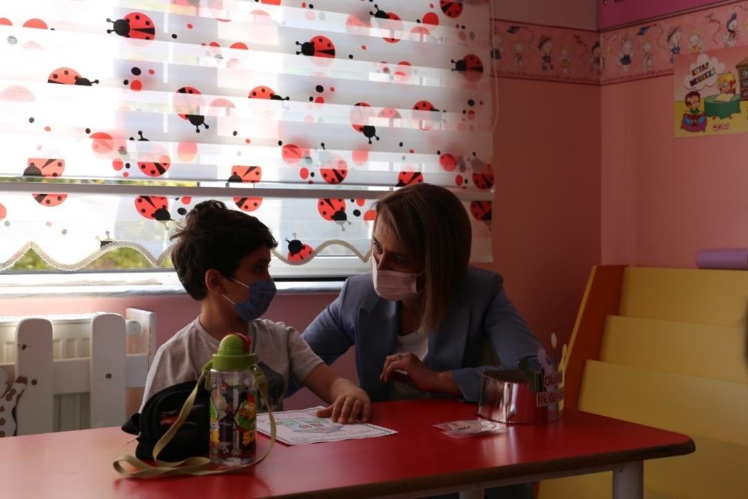 Nevşehir Valisi Becel, okula başlayan minik &ouml;ğrencileri ziyaret etti