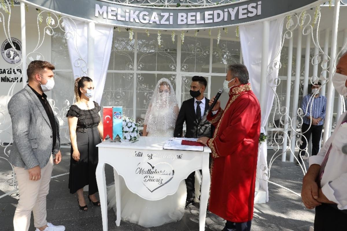 Kır nik&acirc;hlarında talep patlaması