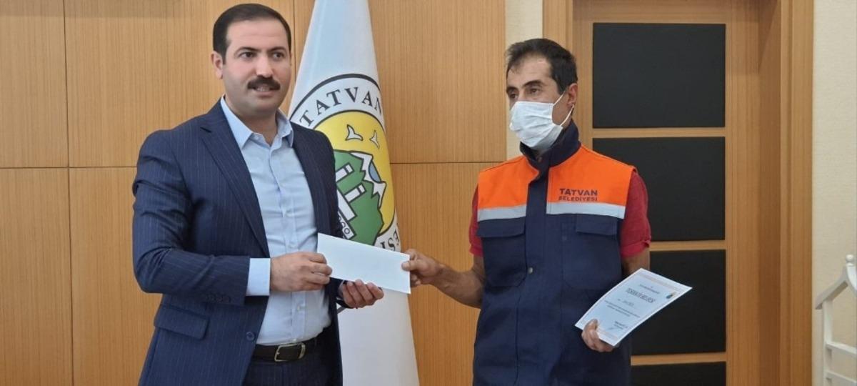 Ekmek teknesi &ccedil;&ouml;p kovasını eliyle silen temizlik iş&ccedil;isine &ouml;d&uuml;l