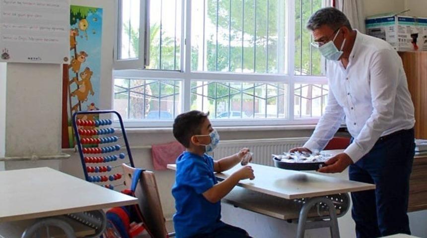 Başkan G&uuml;ler&rsquo;den ilk ders g&uuml;n&uuml;nde &ouml;ğrencilere incir ikramı