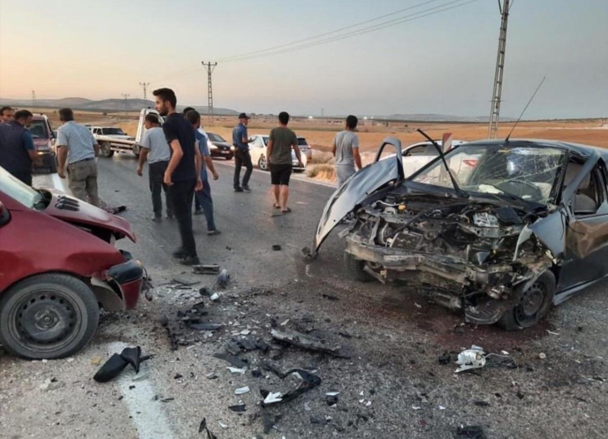 Gaziantep 2 ara&ccedil; kafa kafaya &ccedil;arpıştı: 3 yaralı