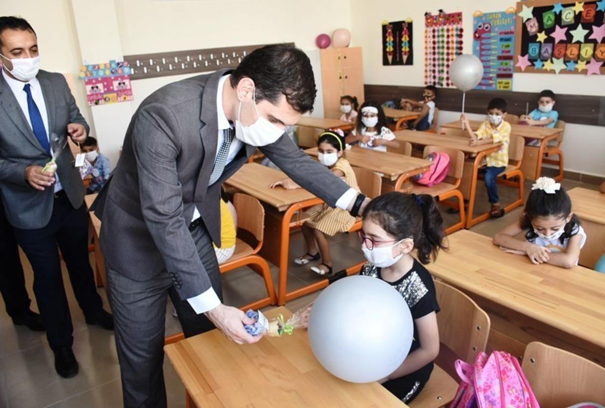 Kaymakam Temizkan minik &ouml;ğrencilerin okuldaki ilk g&uuml;n heyecanına ortak oldu