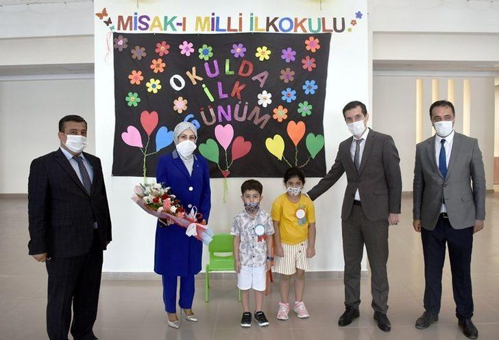 Kaymakam Temizkan minik öğrencilerin okuldaki ilk gün heyecanına ortak oldu G2