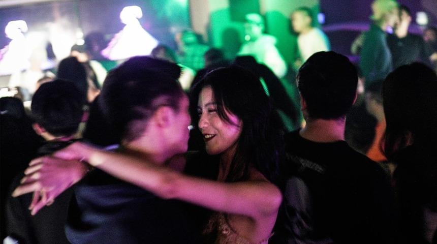 Koronavirüsün çıktığı Wuhan'da gece hayatı normale döndü