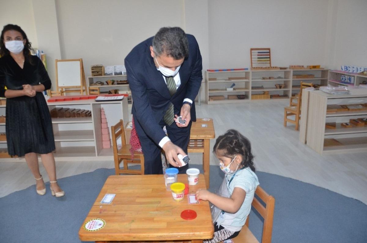 Teneff&uuml;ste &ouml;ğrencilere &uuml;z&uuml;m tarhanası ikram edildi