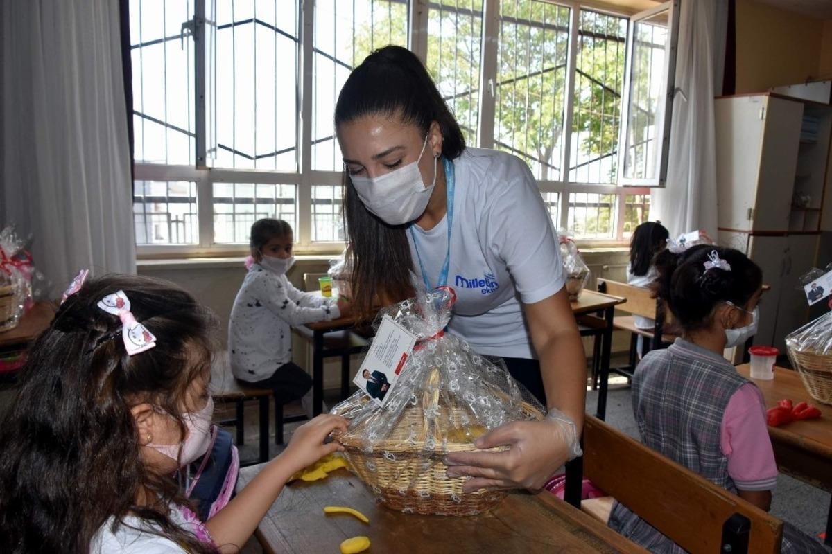 Aliağa Belediye Başkanı Serkan Acar&rsquo;dan &ouml;ğrencilere s&uuml;rpriz