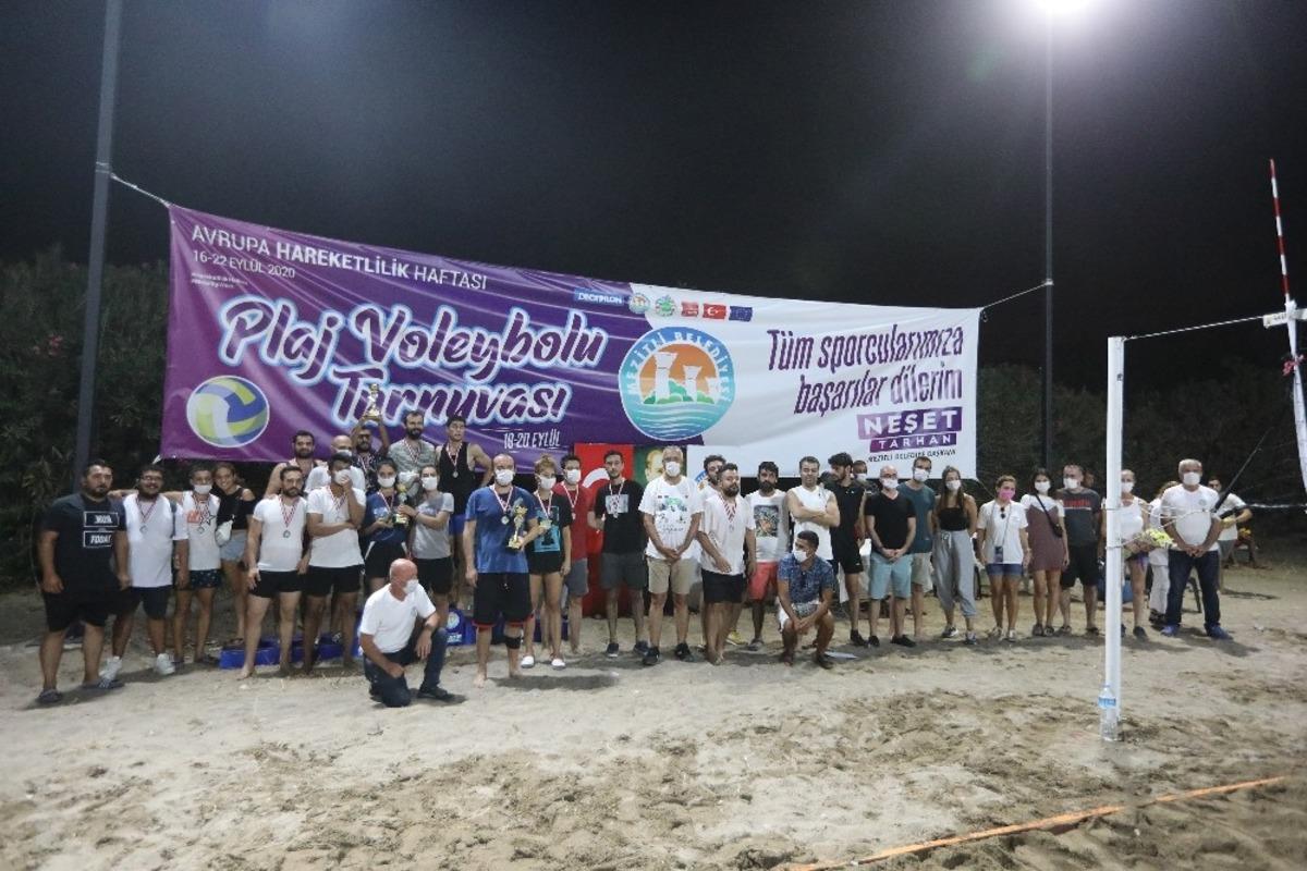 Plaj Voleybolu Turnuvasında kupaları Başkan Tarhan verdi