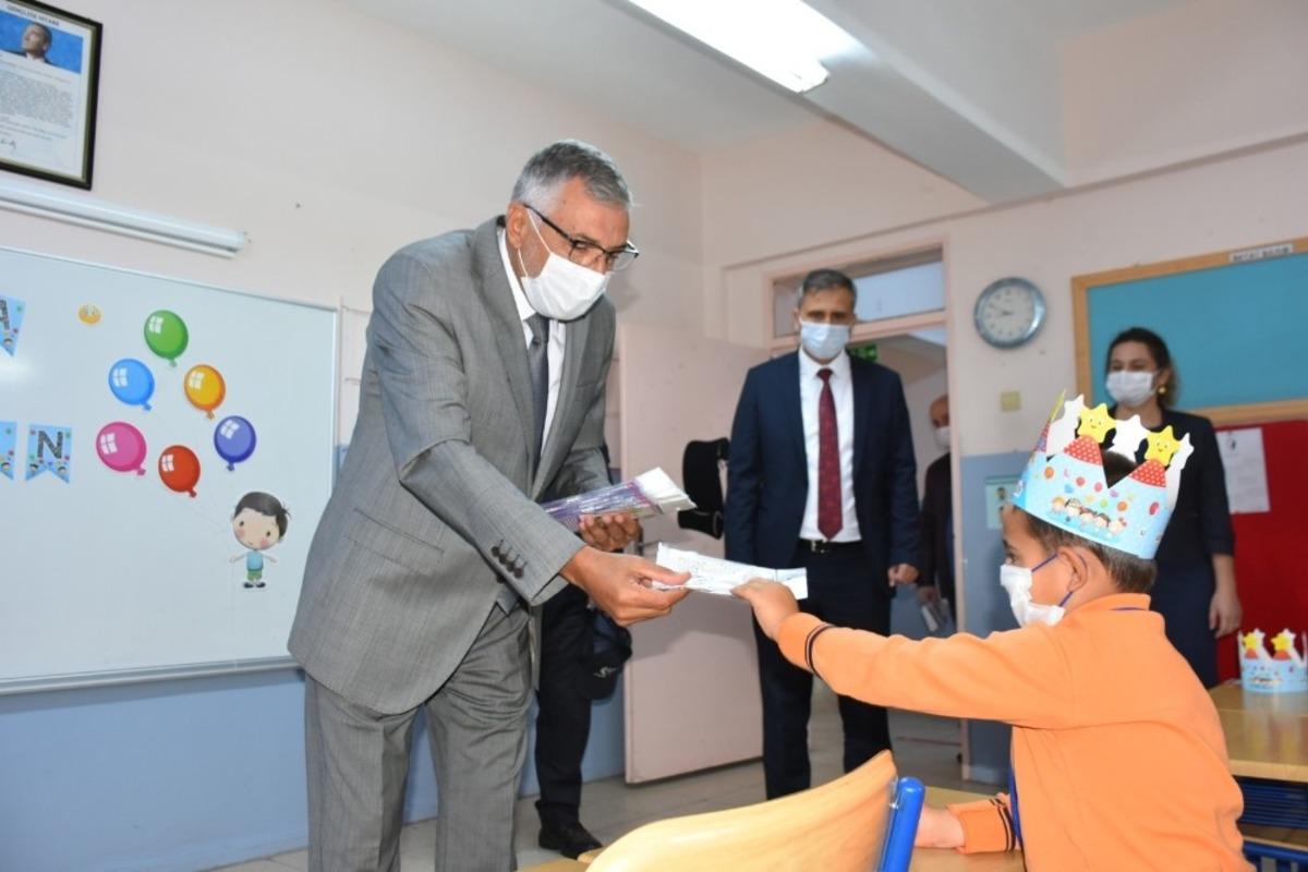 Başkan Bozkurt &ouml;ğrencilere maske hediye etti