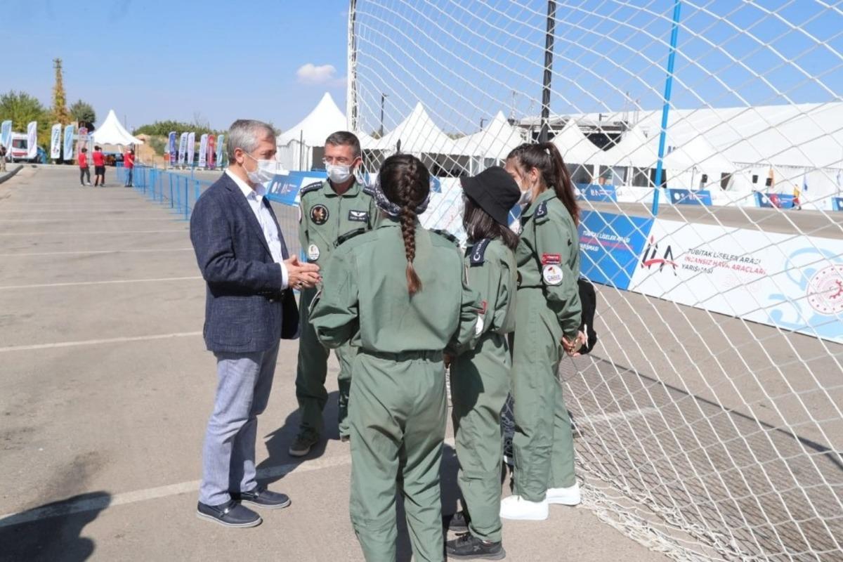 Tahmazoğlu&rsquo;ndan TEKNOFEST&rsquo;e katılan &ouml;ğrencilere destek