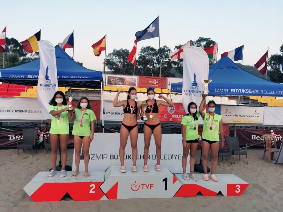 B&uuml;y&uuml;kşehir&rsquo;in Voleybolcuları T&uuml;rkiye birincisi