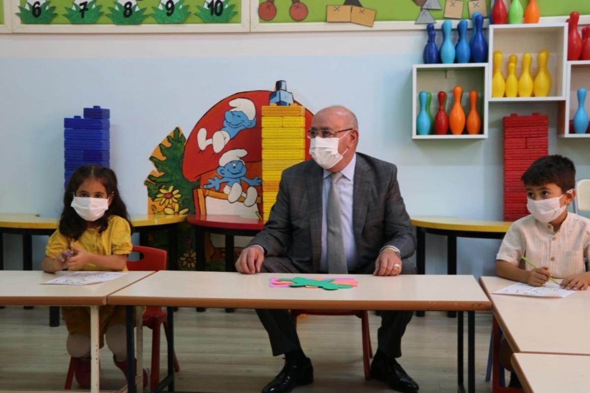 Başkan Merkelam &ouml;ğrencilerin okul heyecanına ortak oldu