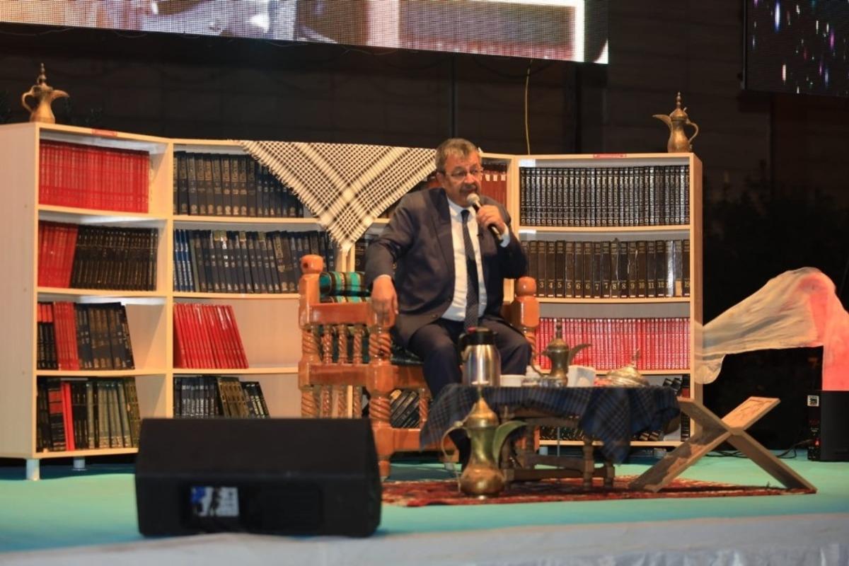 &Uuml;nl&uuml; yazar Şanlıurfalılarla buluştu