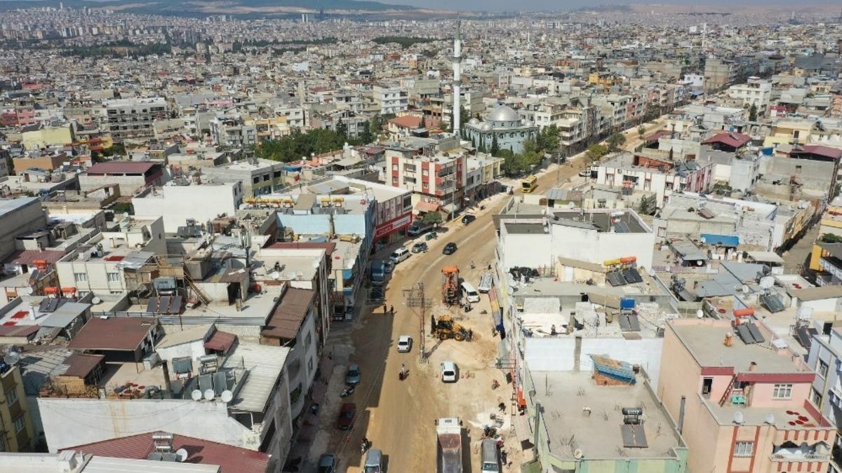 Gaziantep&rsquo;te kilit taşları s&ouml;k&uuml;l&uuml;yor asfalt d&ouml;k&uuml;l&uuml;yor