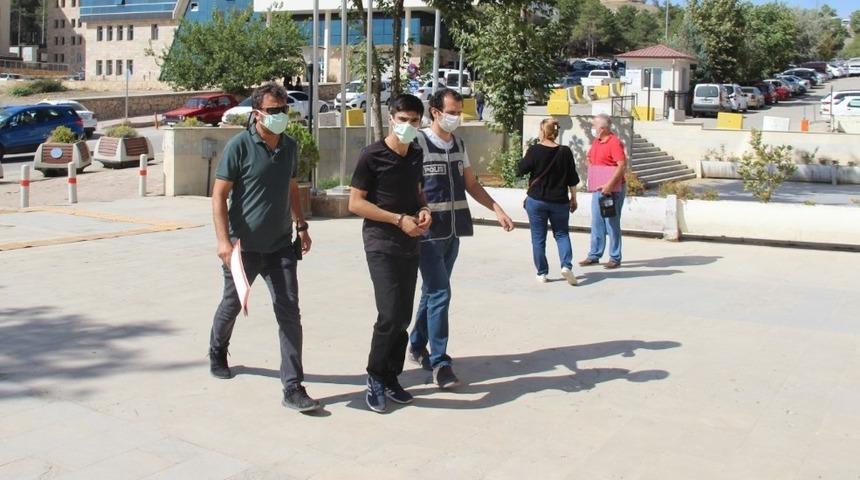 &Ouml;nce g&uuml;venlik kamerasına sonra  polise yakalanan hırsızlık ş&uuml;phelisi tutuklandı