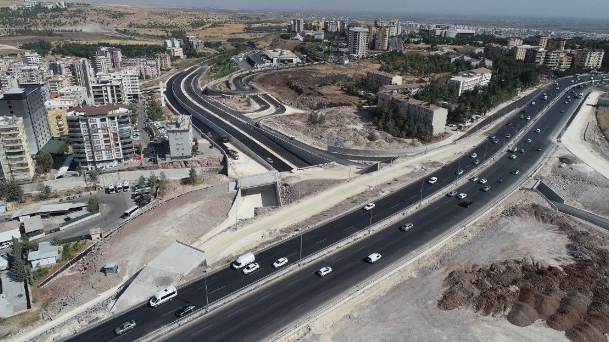 &Ccedil;evik kuvvet k&ouml;pr&uuml;l&uuml; kavşağında yan yollar asfaltlanıyor