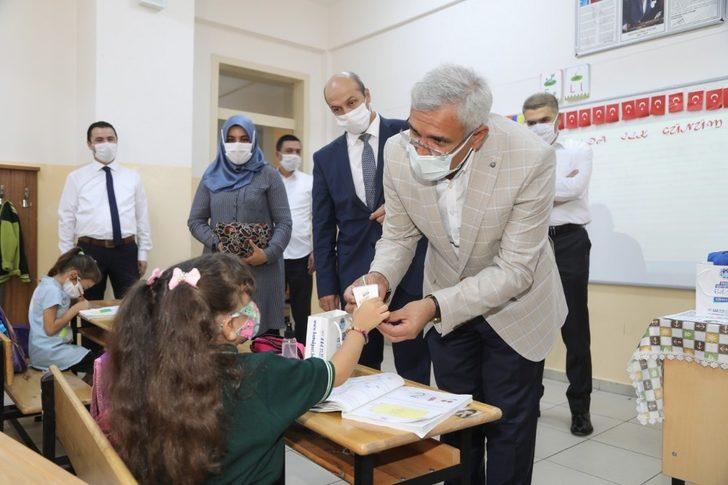 Başkan Güder’den öğrencilere ikram ve hediye G1