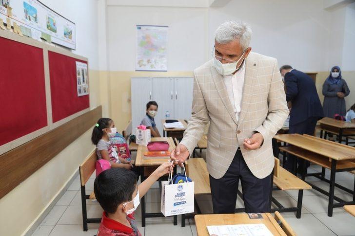 Başkan Güder’den öğrencilere ikram ve hediye G2