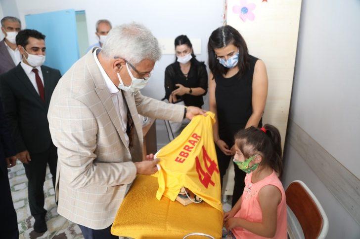 Başkan Güder’den öğrencilere ikram ve hediye G3