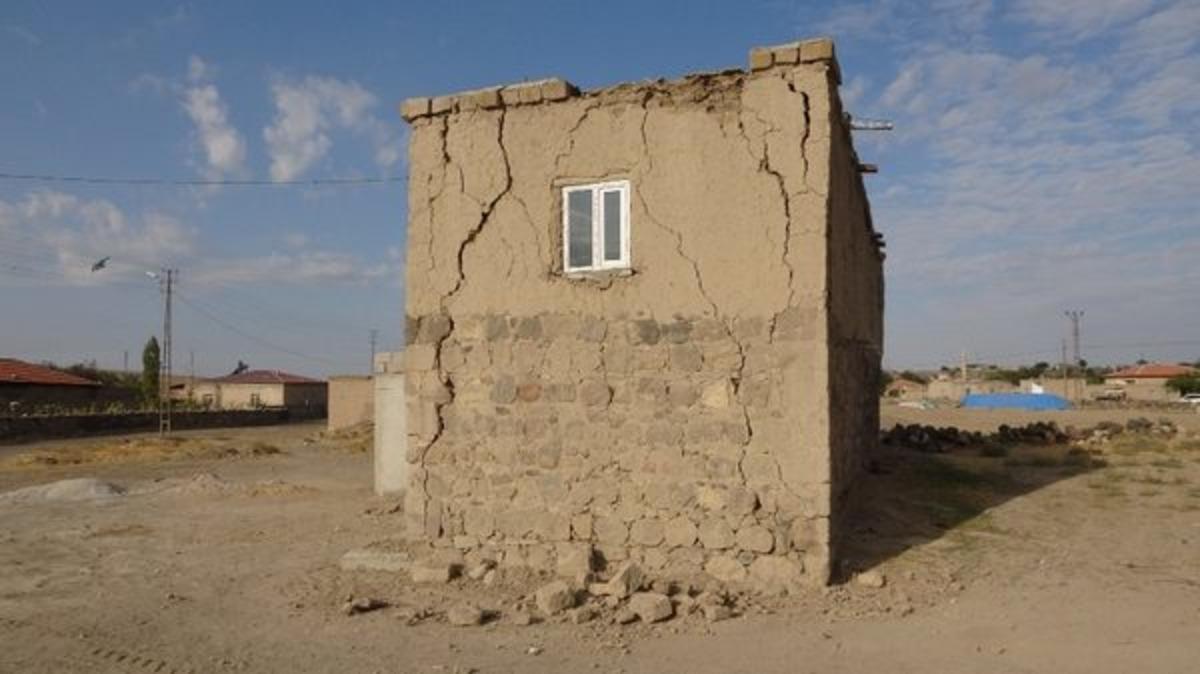 Niğde'deki depremin hasarı g&uuml;n ağarınca ortaya &ccedil;ıktı