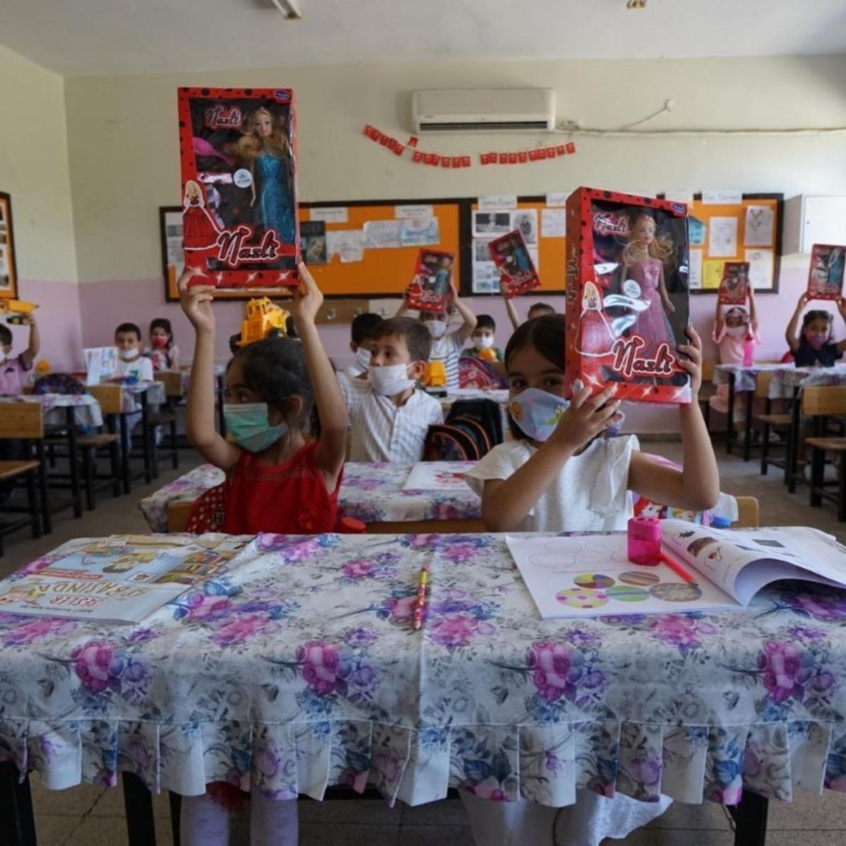 Minik &ouml;ğrencilere hijyen seti ve oyuncak