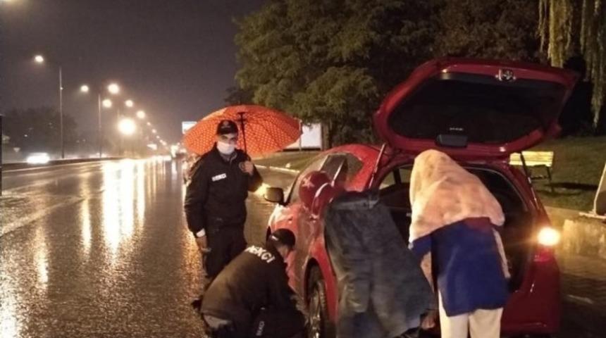 Yolda mahsur kalan s&uuml;r&uuml;c&uuml;n&uuml;n imdadına bek&ccedil;iler yetişti